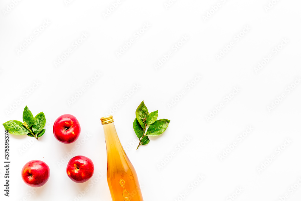 苹果酒或醋的俯视图-装有成熟水果和叶子的瓶子