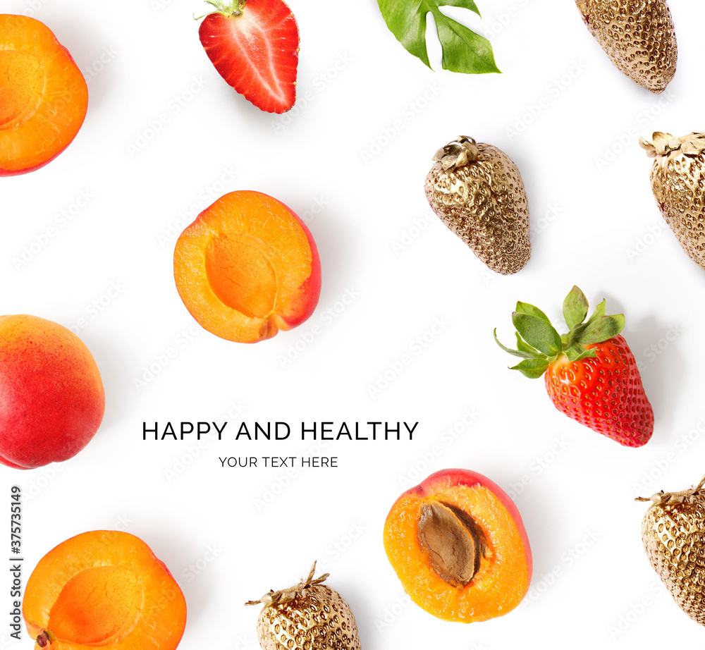 白色背景上由杏子和金色草莓制成的创意布局。平躺。食物浓缩