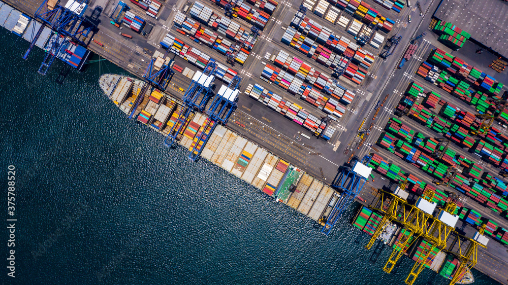 商业港口鸟瞰集装箱船，工商商业全球进出口物流