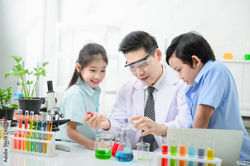 科学家建议儿童进行实验研究。