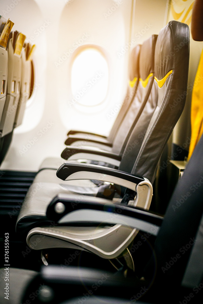 飞机内空座位和窗户，日出时飞机内空座椅和窗户