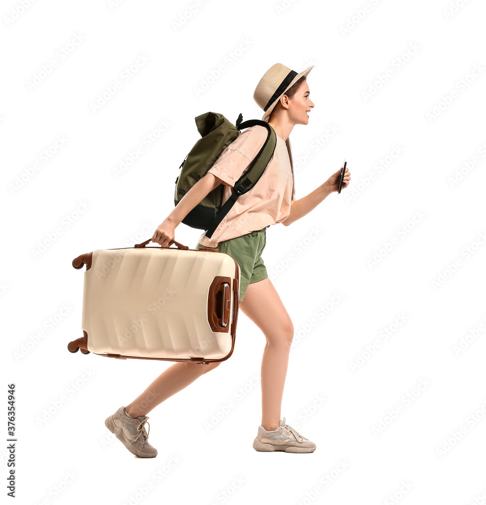 奔跑中的年轻女子，白色背景带着行李箱。旅行理念