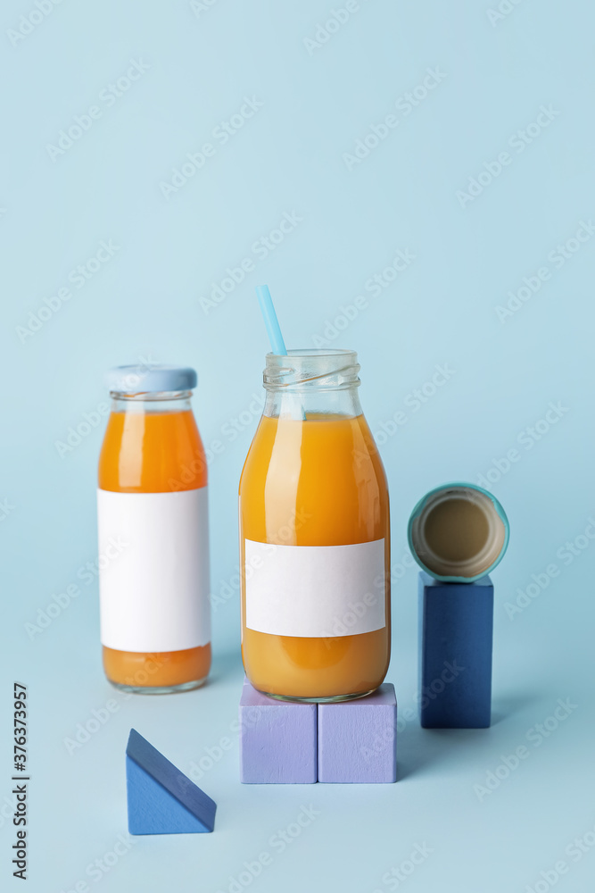 彩色背景果汁瓶