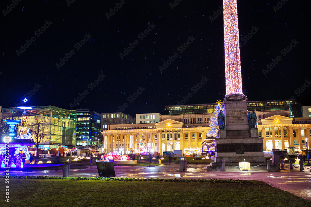 Schlossplatz广场上的灯柱。斯图加特，带新年装饰，德国