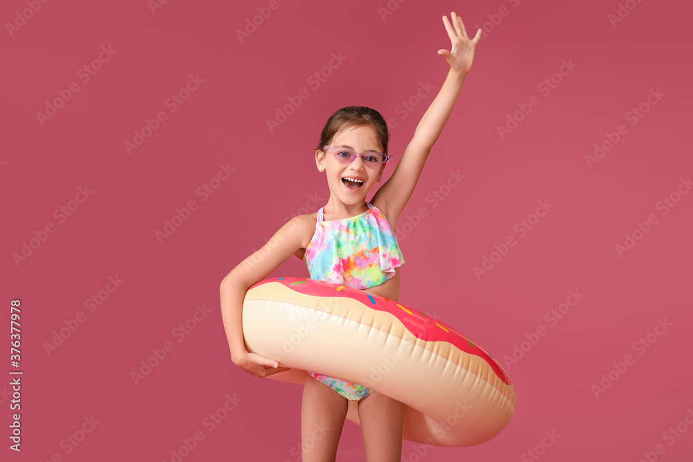 彩色背景带游泳圈的小女孩