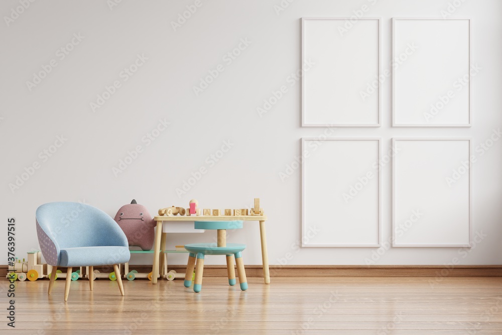 斯堪的纳维亚儿童房内部的蓝色扶手椅，墙上有海报。