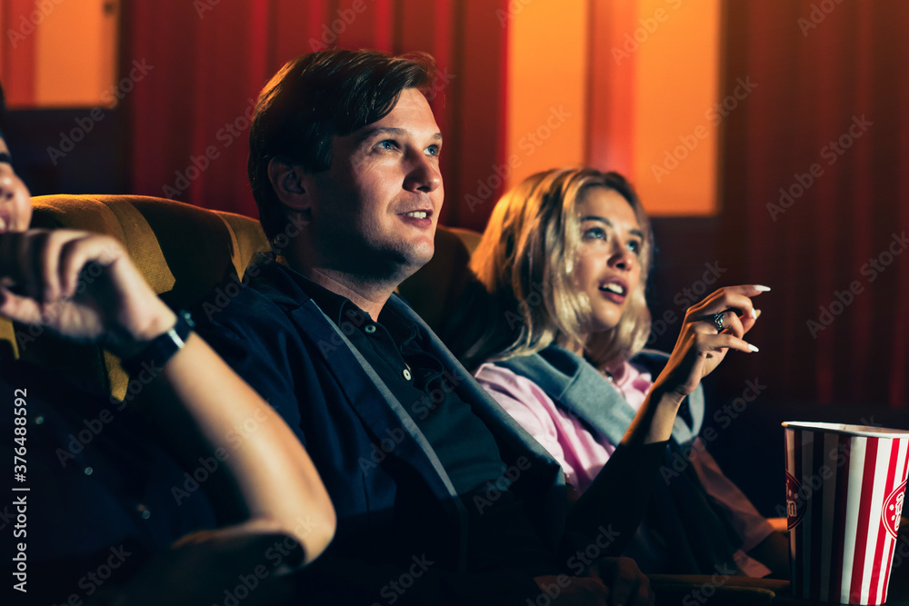 坐在他们旁边欣赏电影的高加索情人和女人