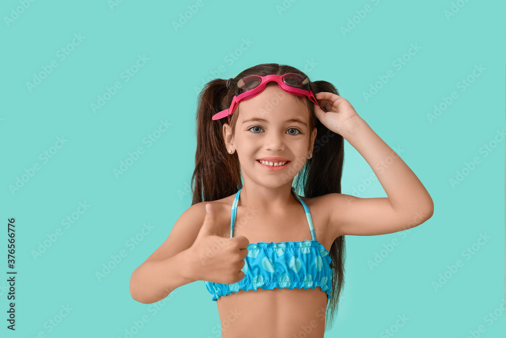 穿着彩色背景泳衣的小女孩