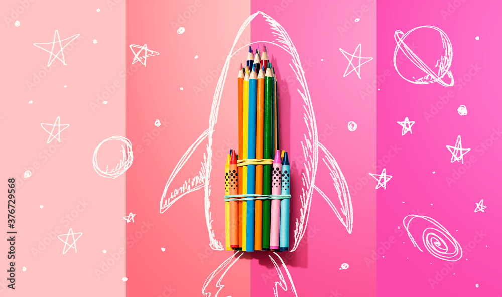 用手绘火箭和彩色铅笔返校主题