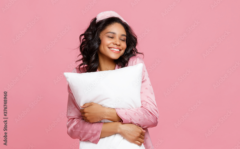 乐观的年轻女子抱枕。