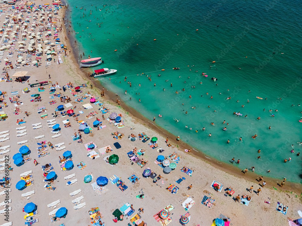 空中海滩无人机摄影，沙滩上的人和雨伞