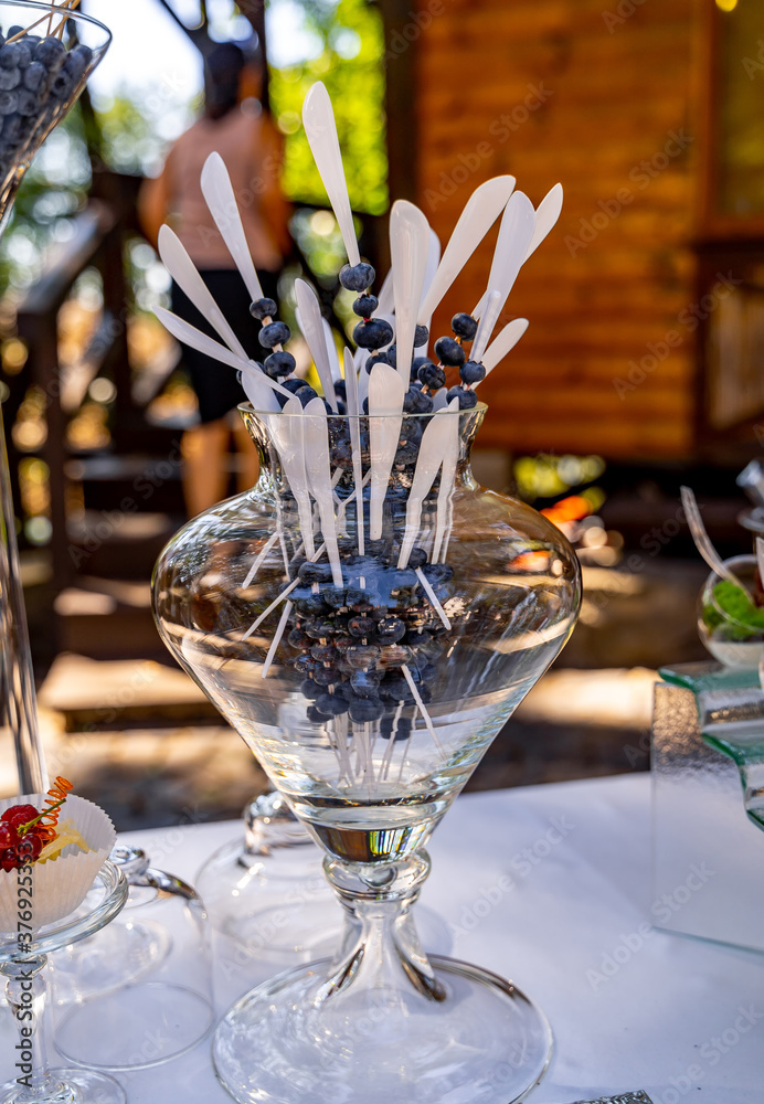 玻璃碗中的蓝莓开胃菜。模糊背景下的前视图。现代餐饮设计