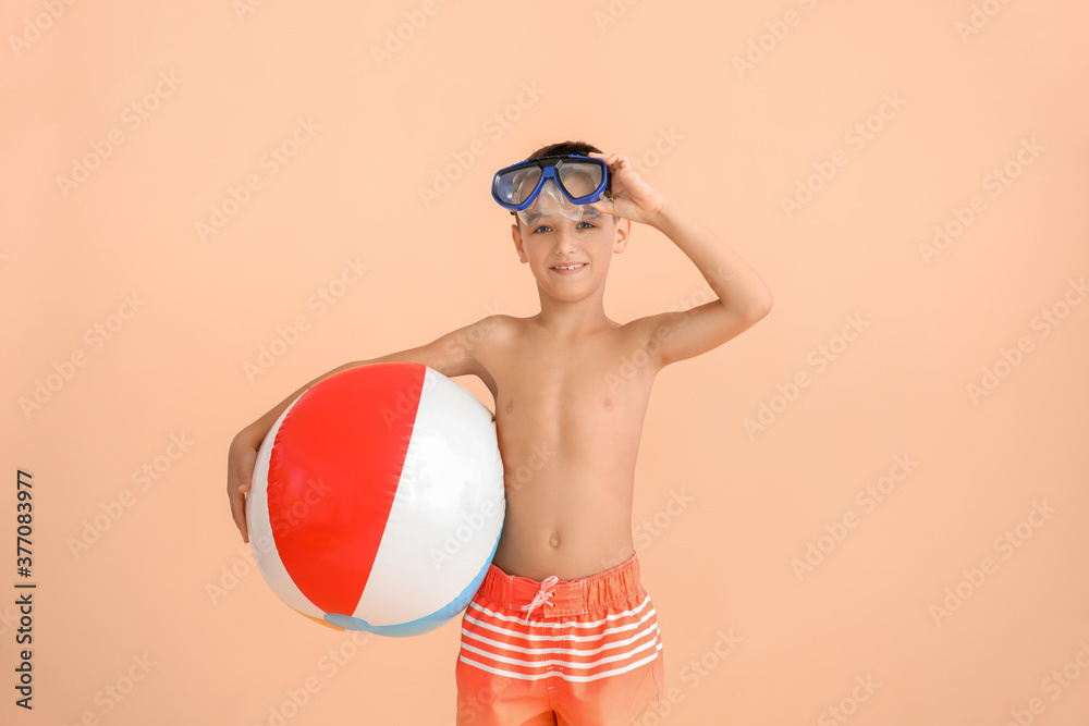 带着浮潜面罩和彩球的小男孩