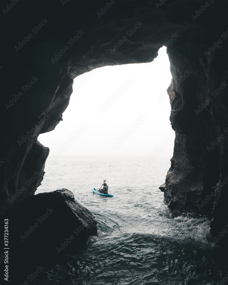 皮划艇运动员探索加利福尼亚的一个海洞