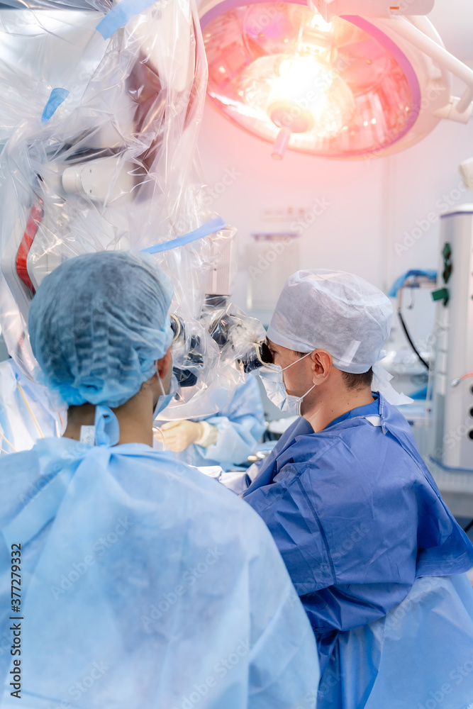 神经外科医生提供手术。使用新设备进行脑部手术。从b选择性聚焦