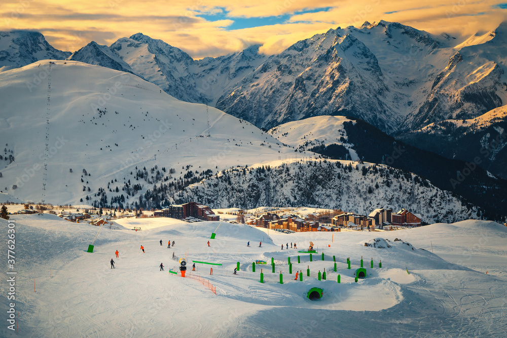 阿尔卑斯山滑雪场，滑雪场内有滑雪者，法国，欧洲
