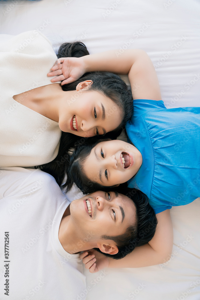 快乐迷人的年轻亚洲家庭肖像健康和谐的生活家庭日概念亚洲家庭