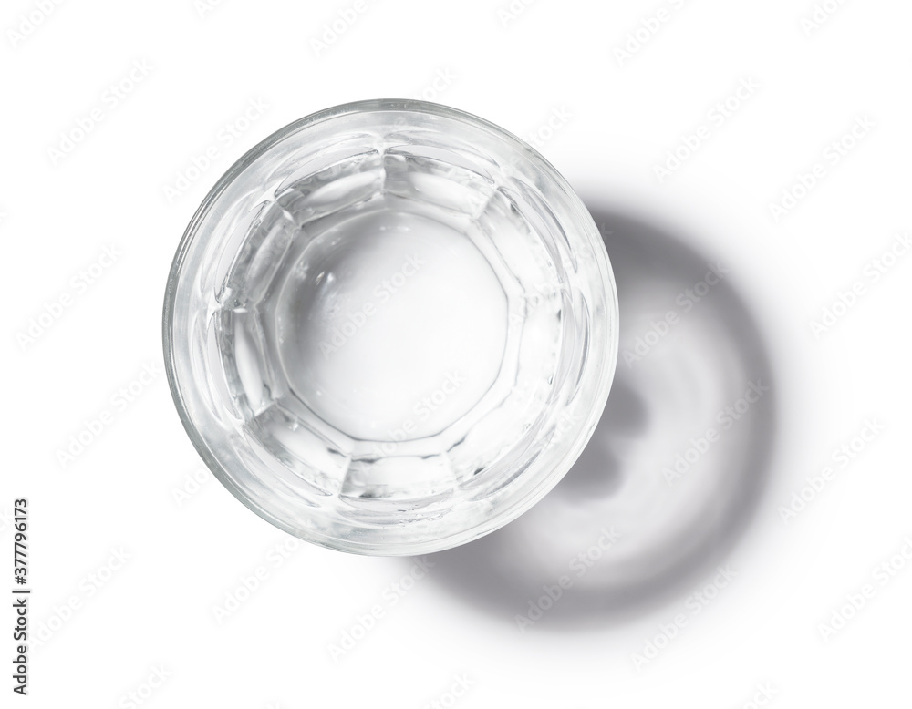 一杯白底的玻璃水