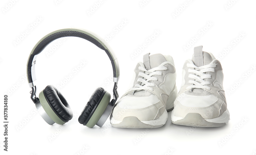 白底运动鞋和耳机