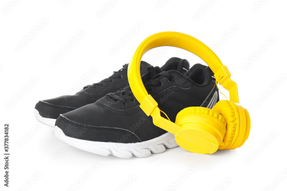 白底运动鞋和耳机