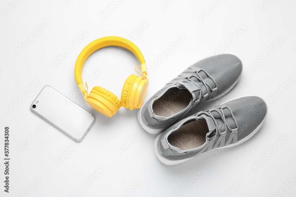 白底运动鞋、手机和耳机