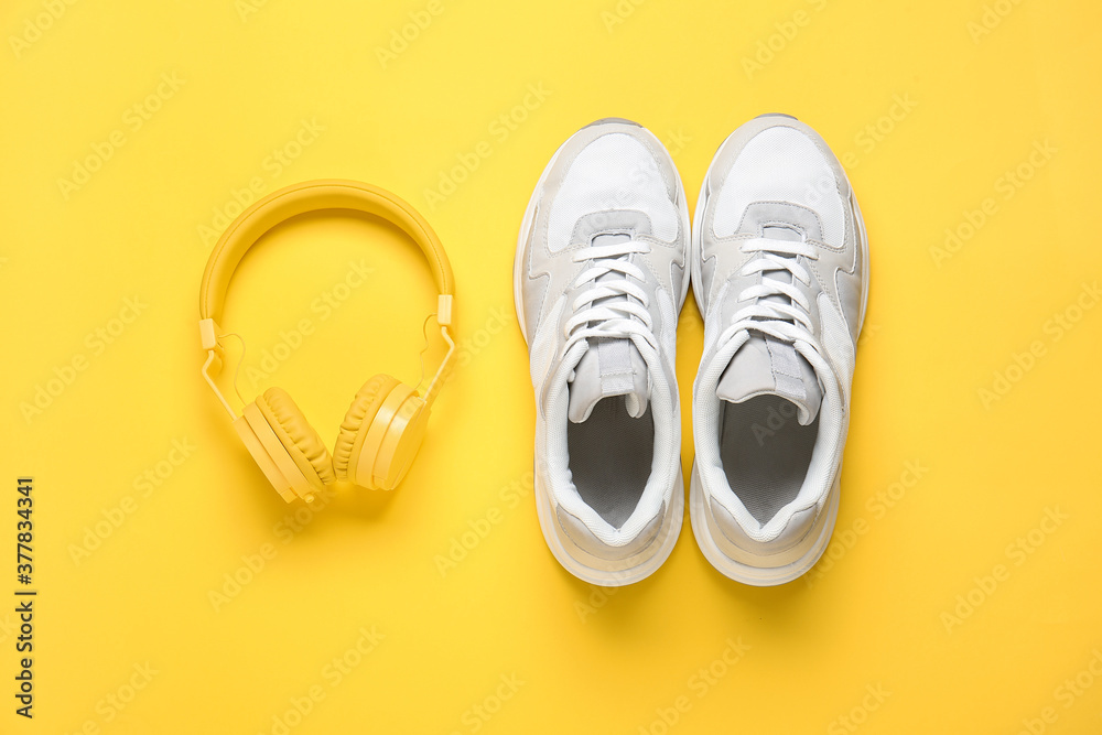 彩色背景运动鞋和耳机