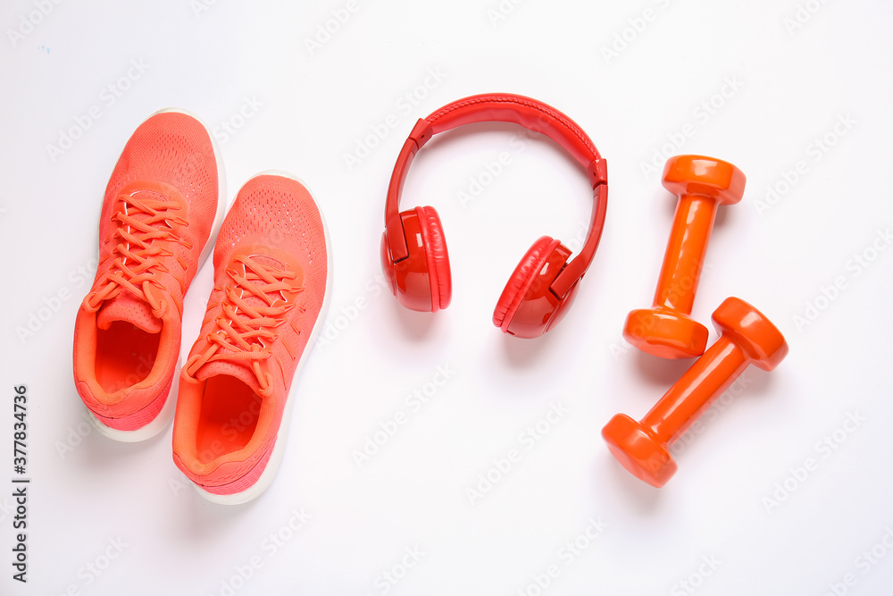 白底运动鞋、哑铃和耳机