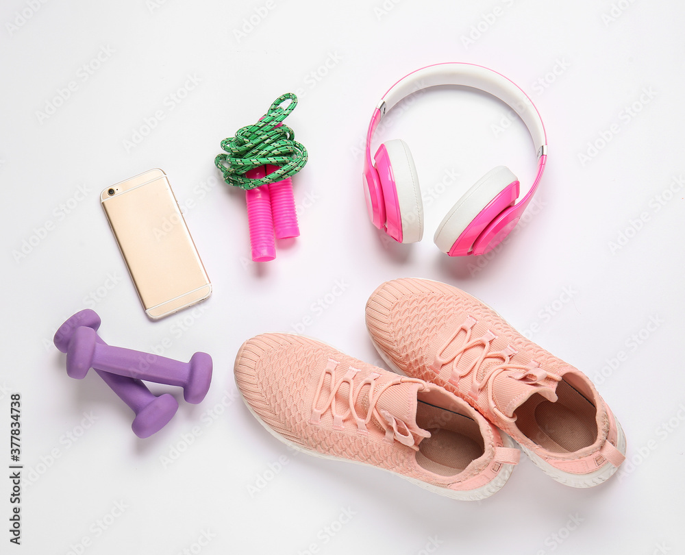 白底运动鞋、设备、耳机和手机