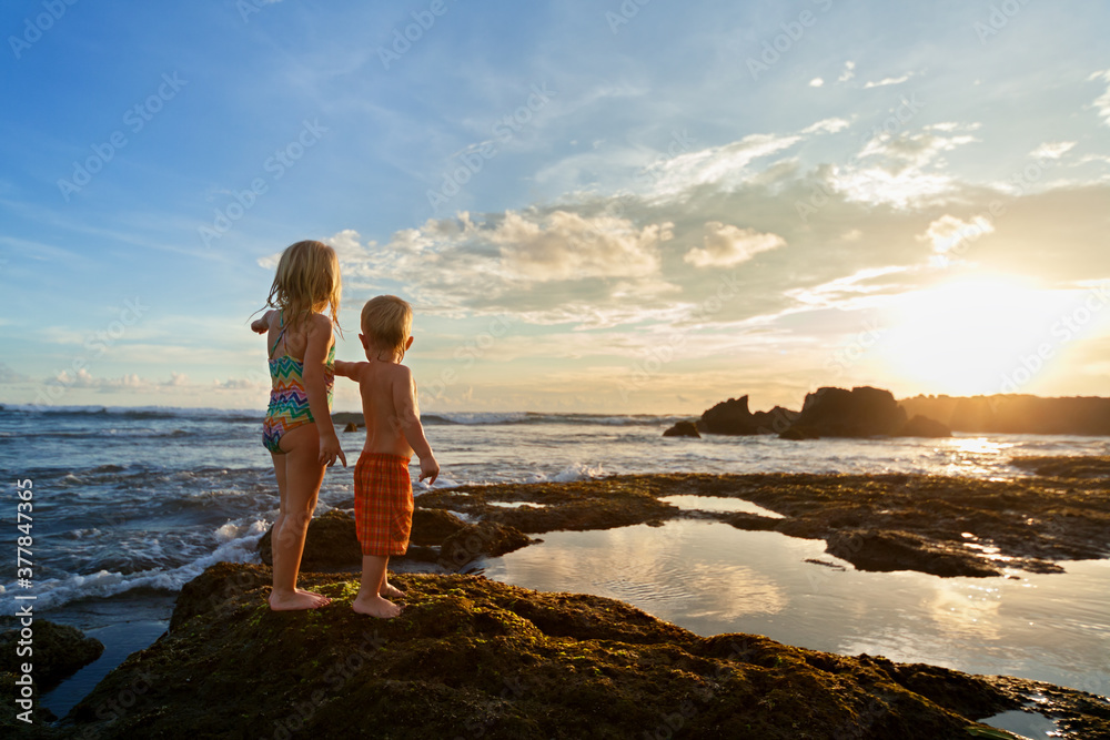 快乐的孩子们在海滨度假胜地快乐地散步。小兄弟姐妹或最好的朋友——有趣的男婴，年轻