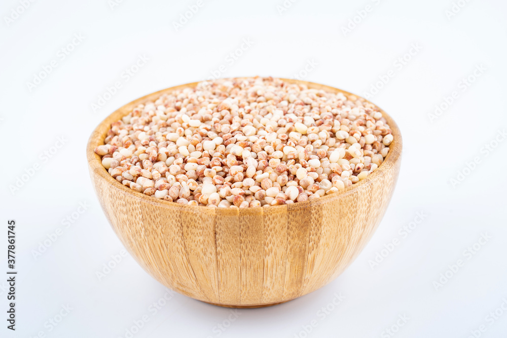 白底碗里的谷粒高粱米