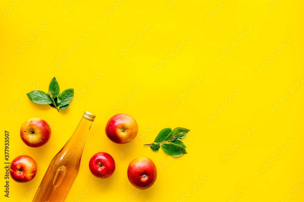 一瓶苹果有机醋或苹果酒。俯视图，复制空间