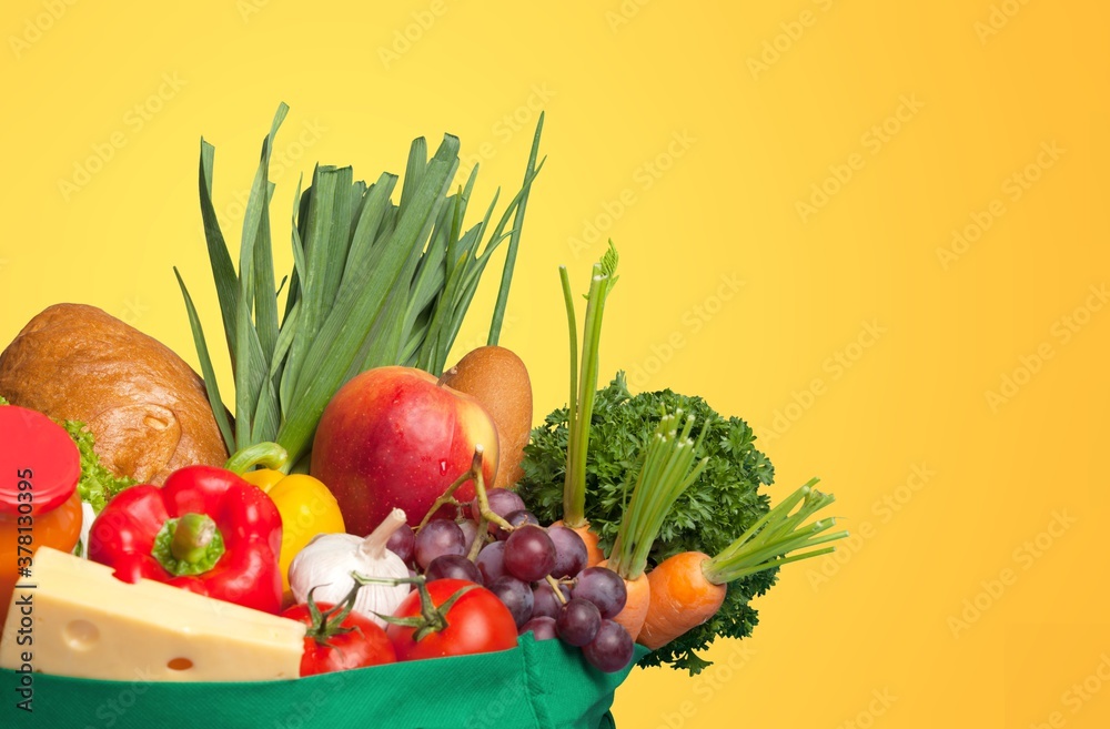 装满新鲜蔬菜的购物袋