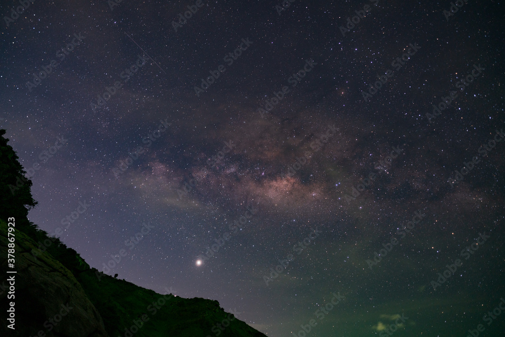 泰国普吉岛山上银河的长曝光夜间摄影。