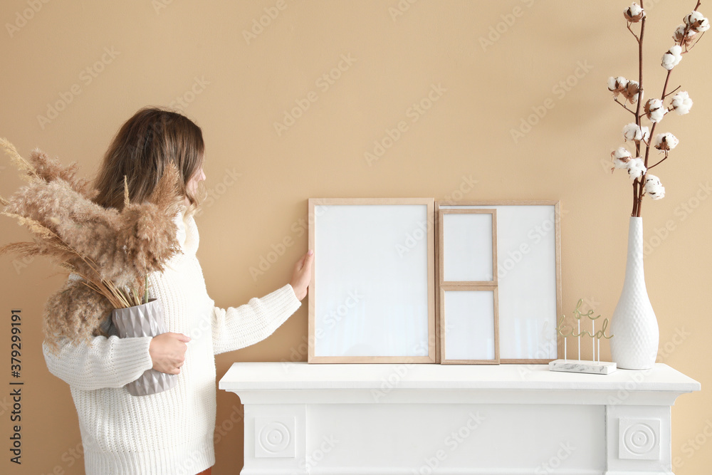女人用相框装饰房间