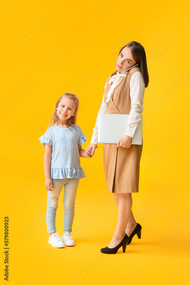 彩色背景下带着小女儿的职场妈妈