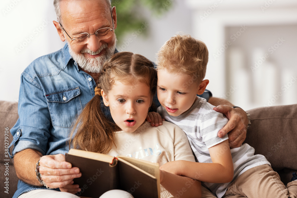 爷爷给孩子读书。
