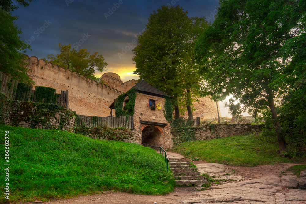 波兰卡尔科诺什山脉日落时的乔尼克城堡遗址