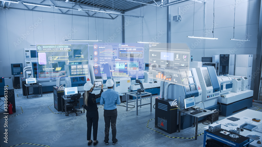 工业4.0工厂：两名工程师使用数字平板电脑和增强现实软件