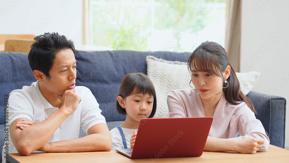 パソコンを見て考える家族