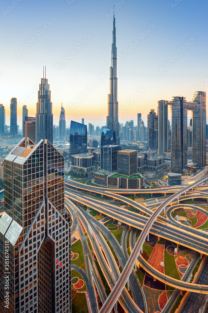 阿拉伯联合酋长国迪拜市中心，拥有豪华摩天大楼的令人惊叹的市中心天际线