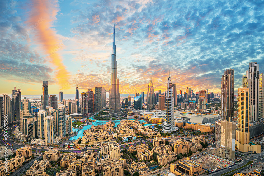 阿拉伯联合酋长国迪拜市中心，拥有豪华摩天大楼的令人惊叹的市中心天际线