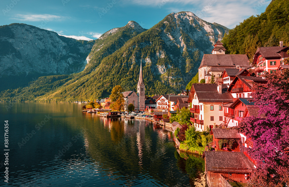 奥地利阿尔卑斯山著名的哈尔斯塔特山村风景明信片