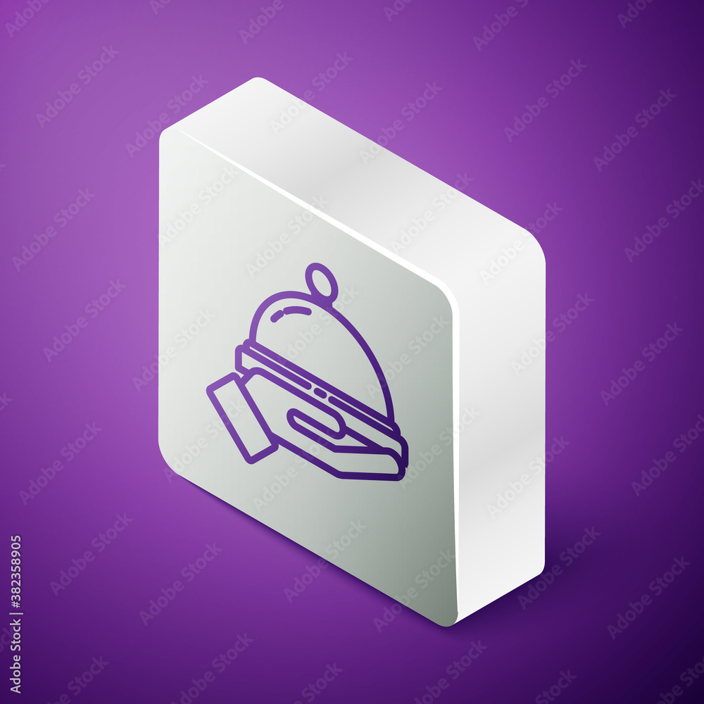 等距线，覆盖着一托盘食物图标，隔离在紫色背景上。托盘和盖子标志。Re