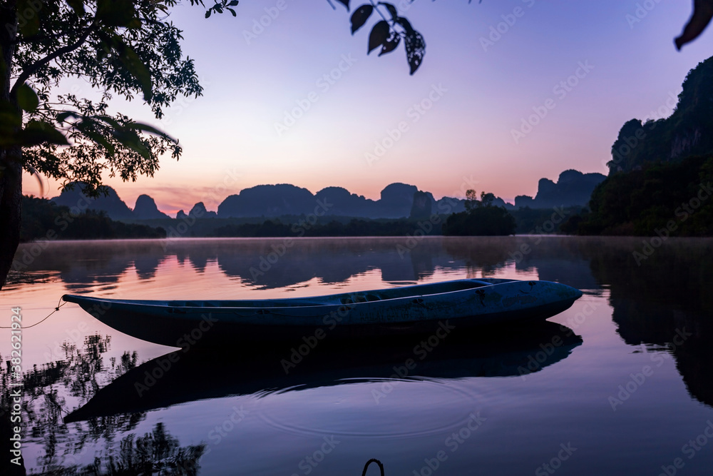 泰国班农泰乐克拉比省湖中的清晨日出景色。