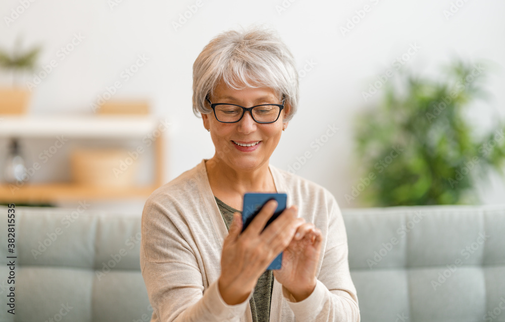 老年女性正在使用智能手机