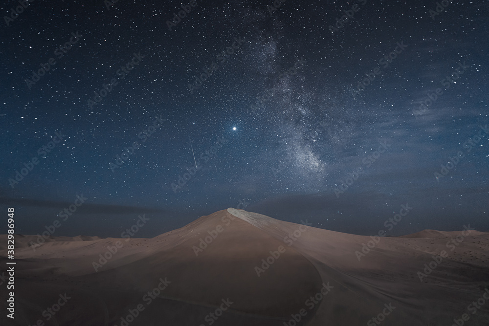 夜晚的银河系在沙漠中。