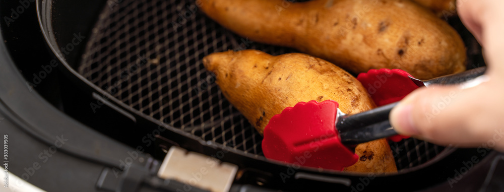烤红薯，由空气压缩机在家烹饪。减肥健康食品。
