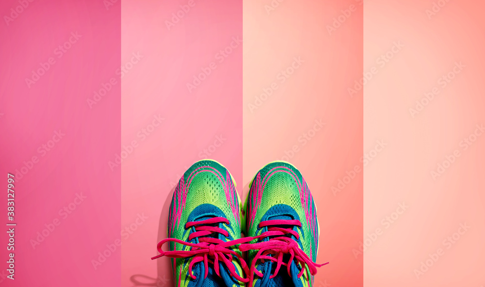 一双粉色鞋带的运动鞋-平底鞋