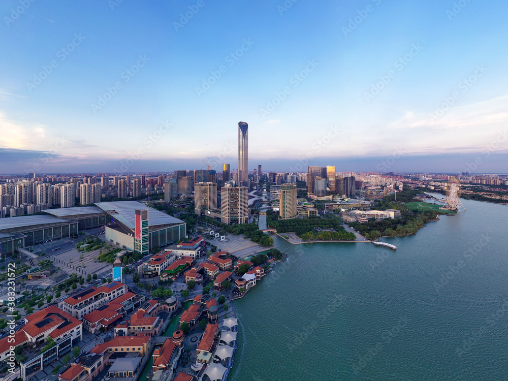 中国苏州金鸡湖畔的城市建筑。