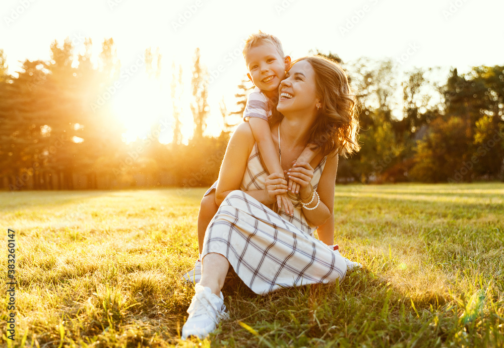 幸福的家庭：母亲和儿子在夏天的大自然中拥抱